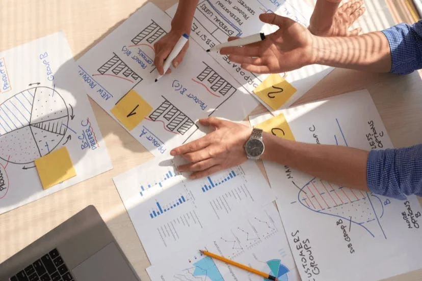 Mesa de planificación de estrategias de marketing para oftalmólogos